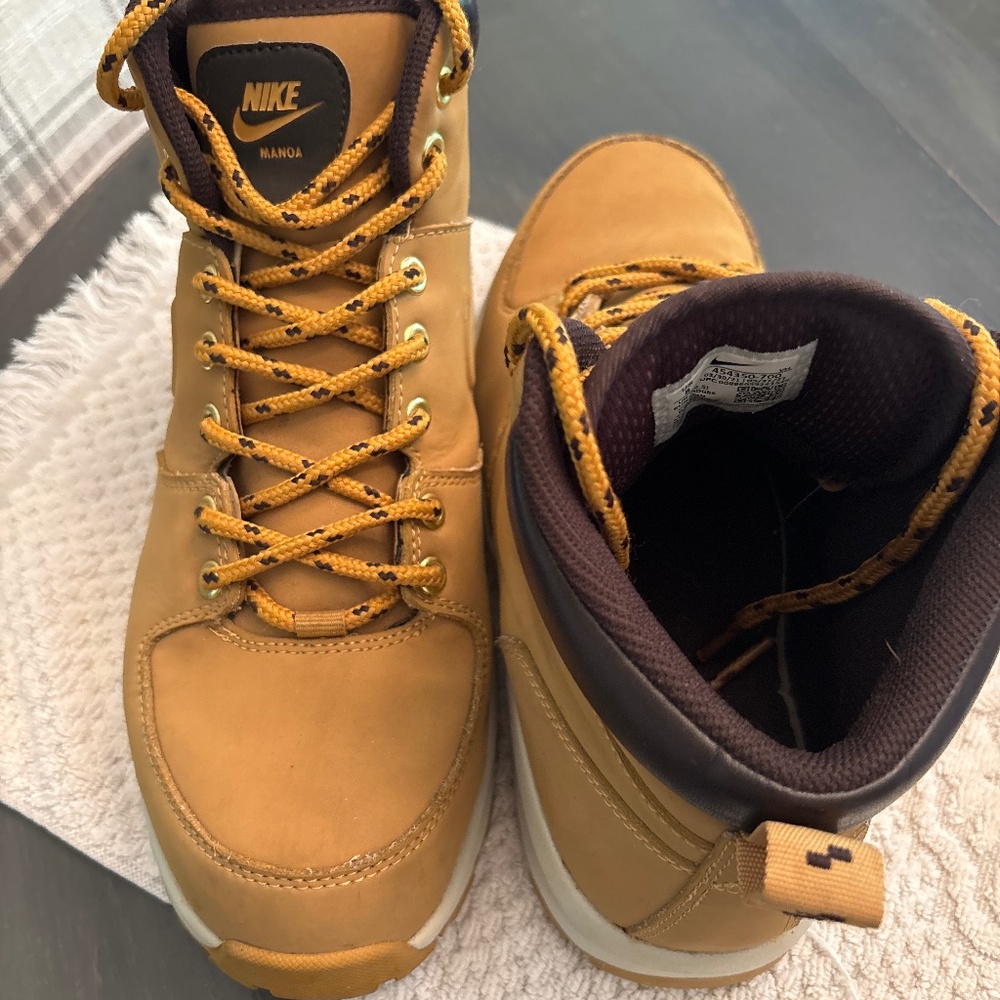 Men’s Nike Manoa boots size 8